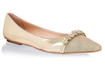 Zapatos dorados con flores de Luiza Barcelos
