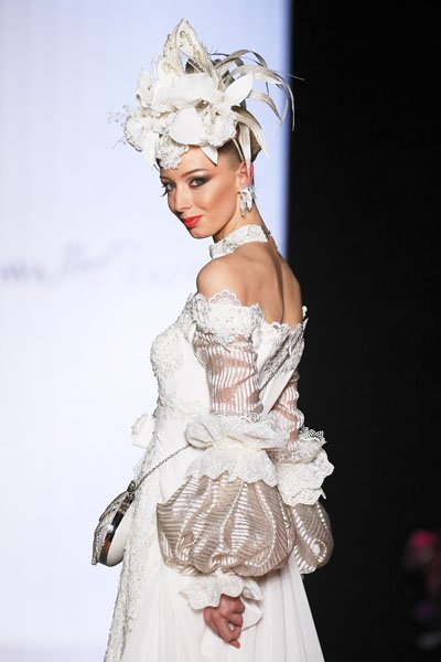 El diseñador de Moda SLAVA ZAITSEV inauguró la MERCEDES-BENZ FASHION WEEK RUSSIA El diseñador de Moda SLAVA ZAITSEV inauguró la MERCEDES-BENZ FASHION WEEK RUSSIA