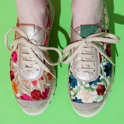 Sneakers con flores bordadas de Vidorreta