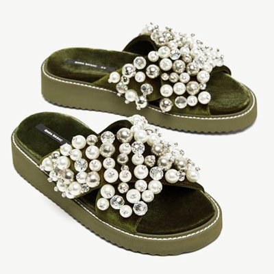 Sandalia de terciopelo con perlas de Zara