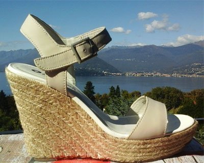 Sandalias de cuña con plataformas altas