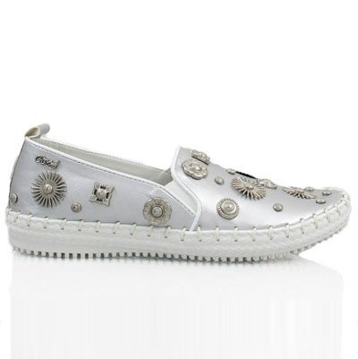 Zapatos casuales con aplicaciones de Gosh
