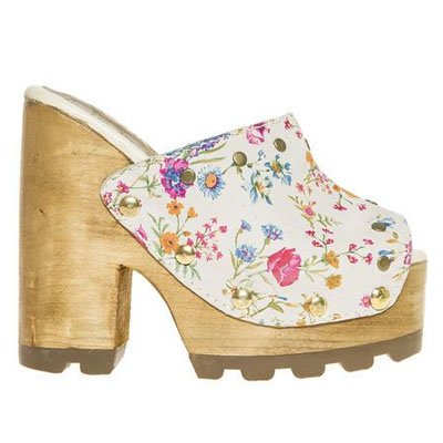 Zuecos con flores y tachas de Exótica Zuecos con flores y tachas de Exótica